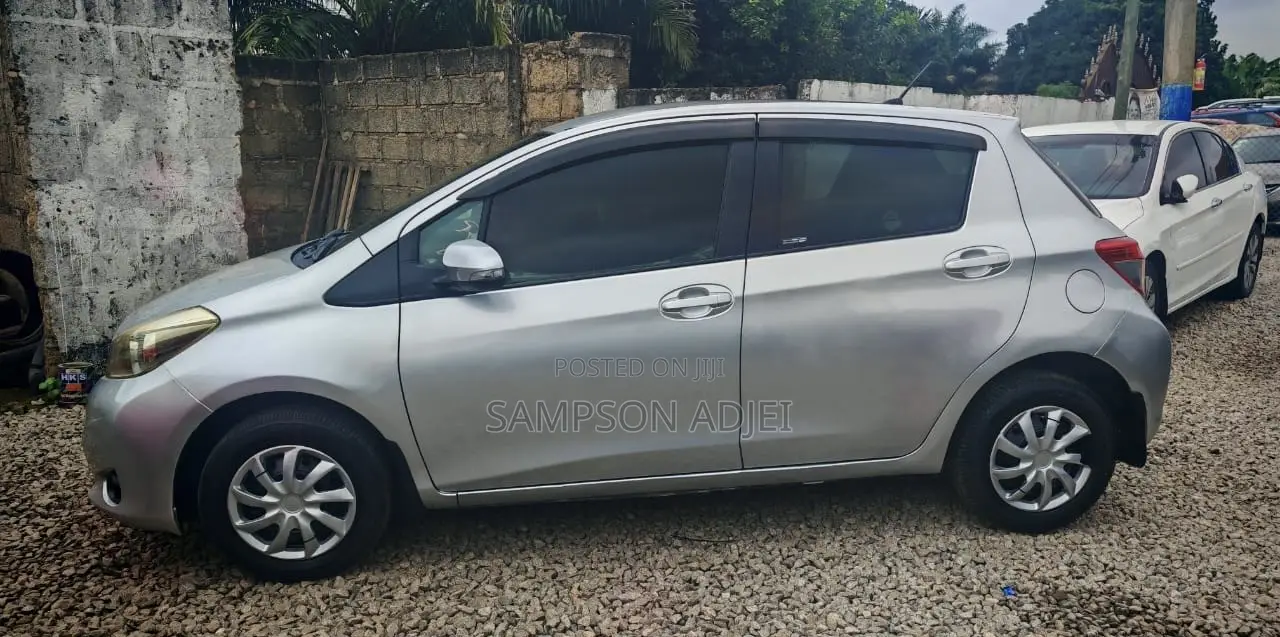Toyota Vitz 2012 Silver