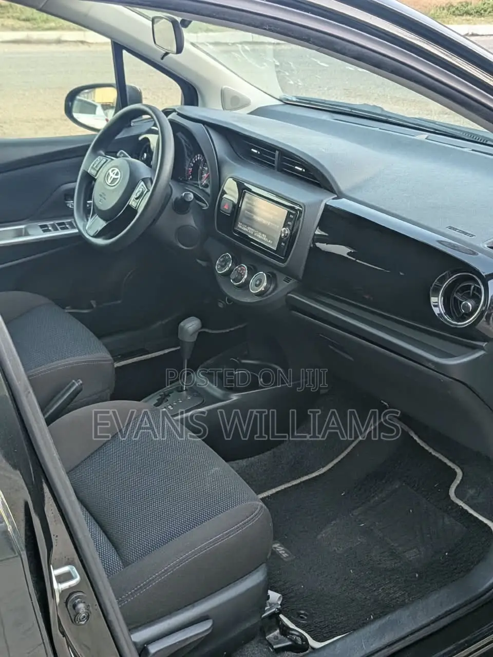 Toyota Vitz 1.3 FWD 5dr 2016 Black
