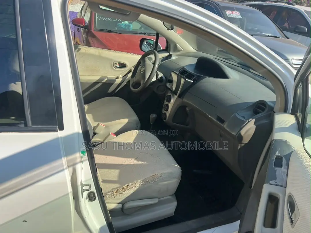 Toyota Vitz 2010 White
