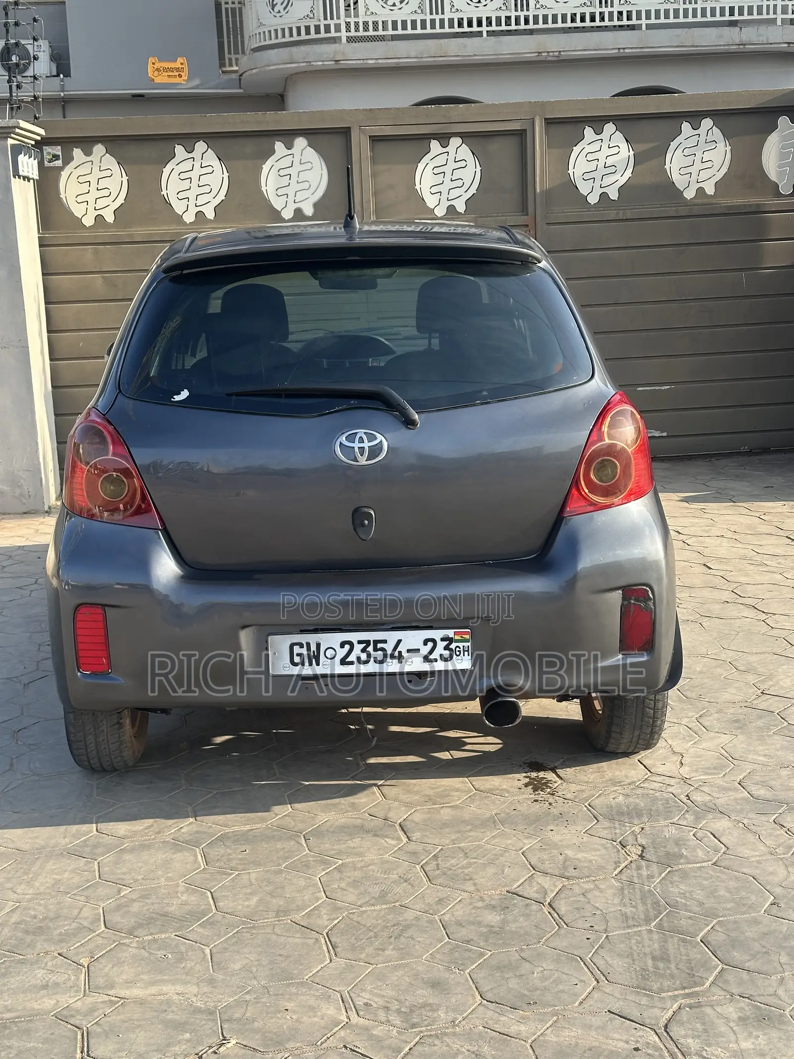Toyota Vitz 1.3 FWD 3dr 2010 Gray