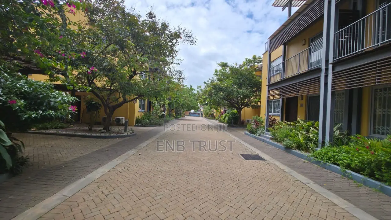 5bdrm Duplex in Cantonments, Acquinas for rent