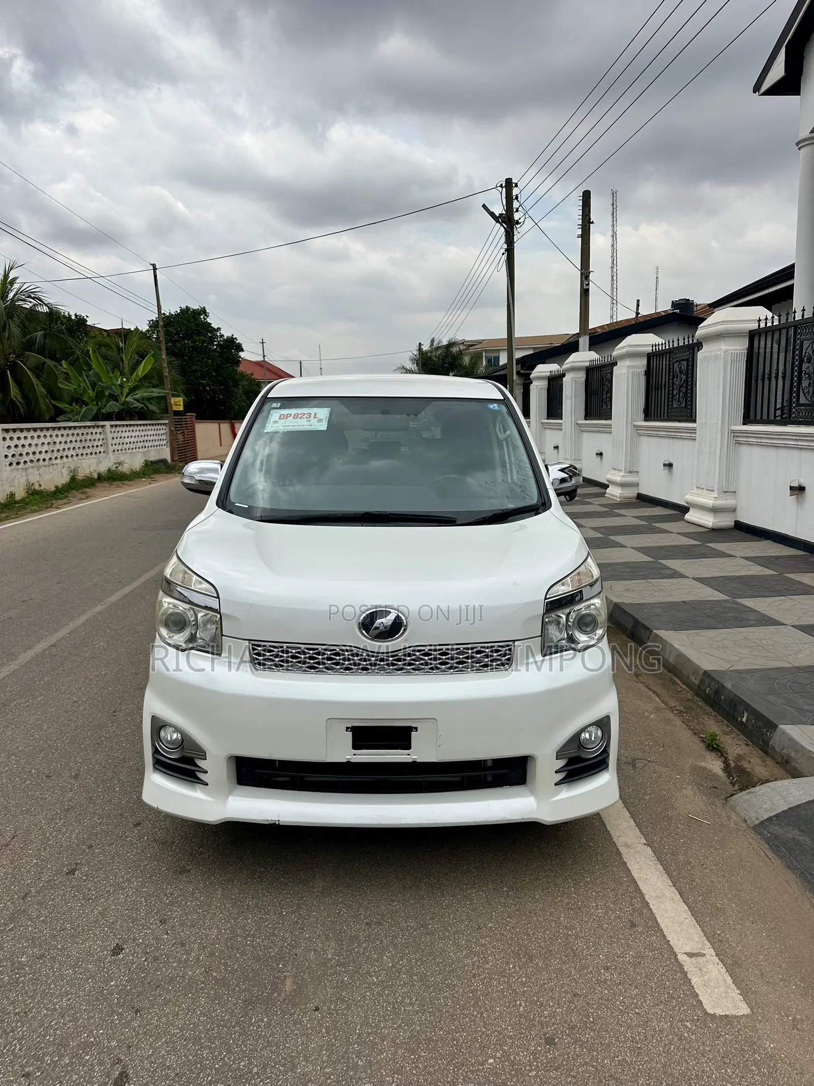 Toyota Voxy V 2WD 8-Seater 2013 White