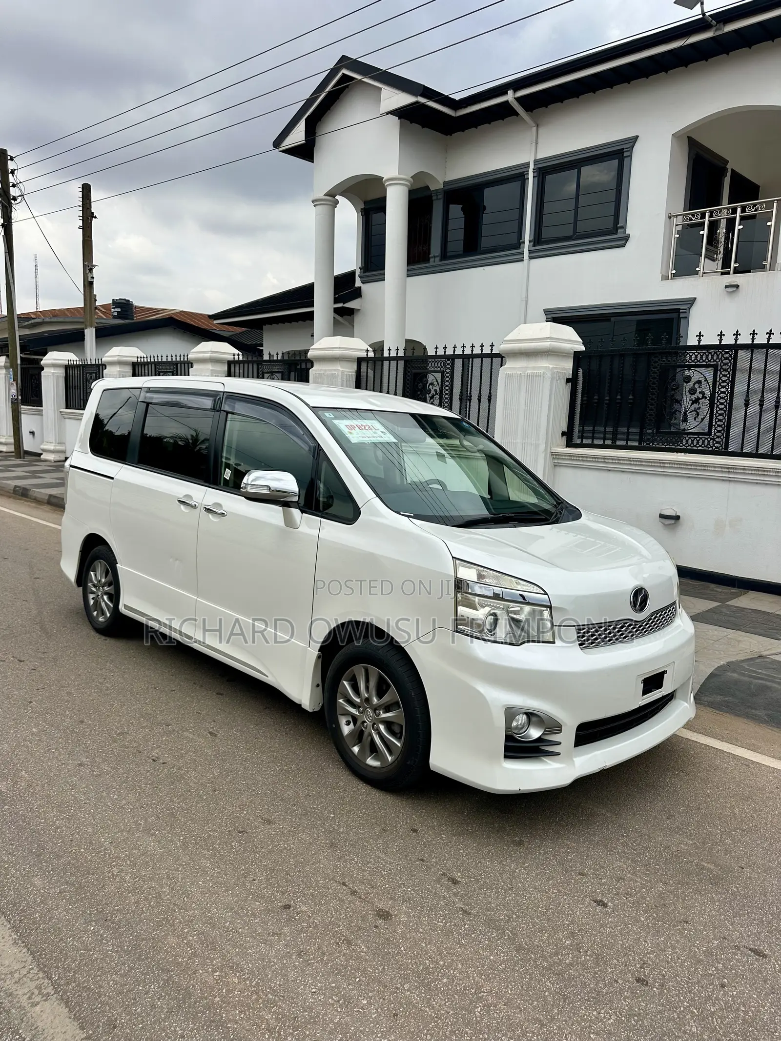 Toyota Voxy V 2WD 8-Seater 2013 White