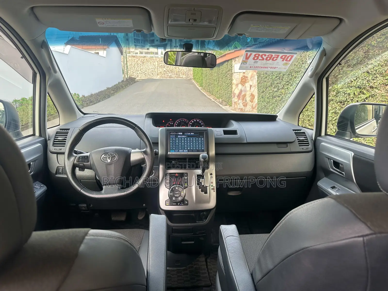 Toyota Voxy V 2WD 8-Seater 2013 White