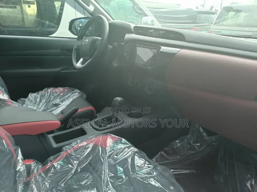 New Toyota Hilux 2025 White