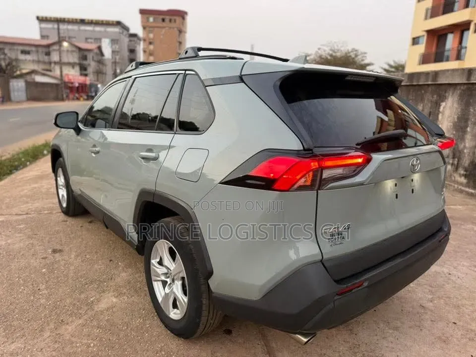 Toyota RAV4 XLE 2021 Pearl