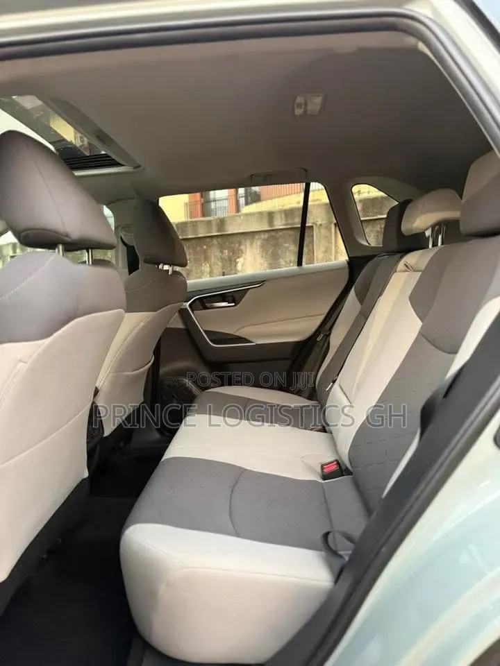 Toyota RAV4 XLE 2021 Pearl