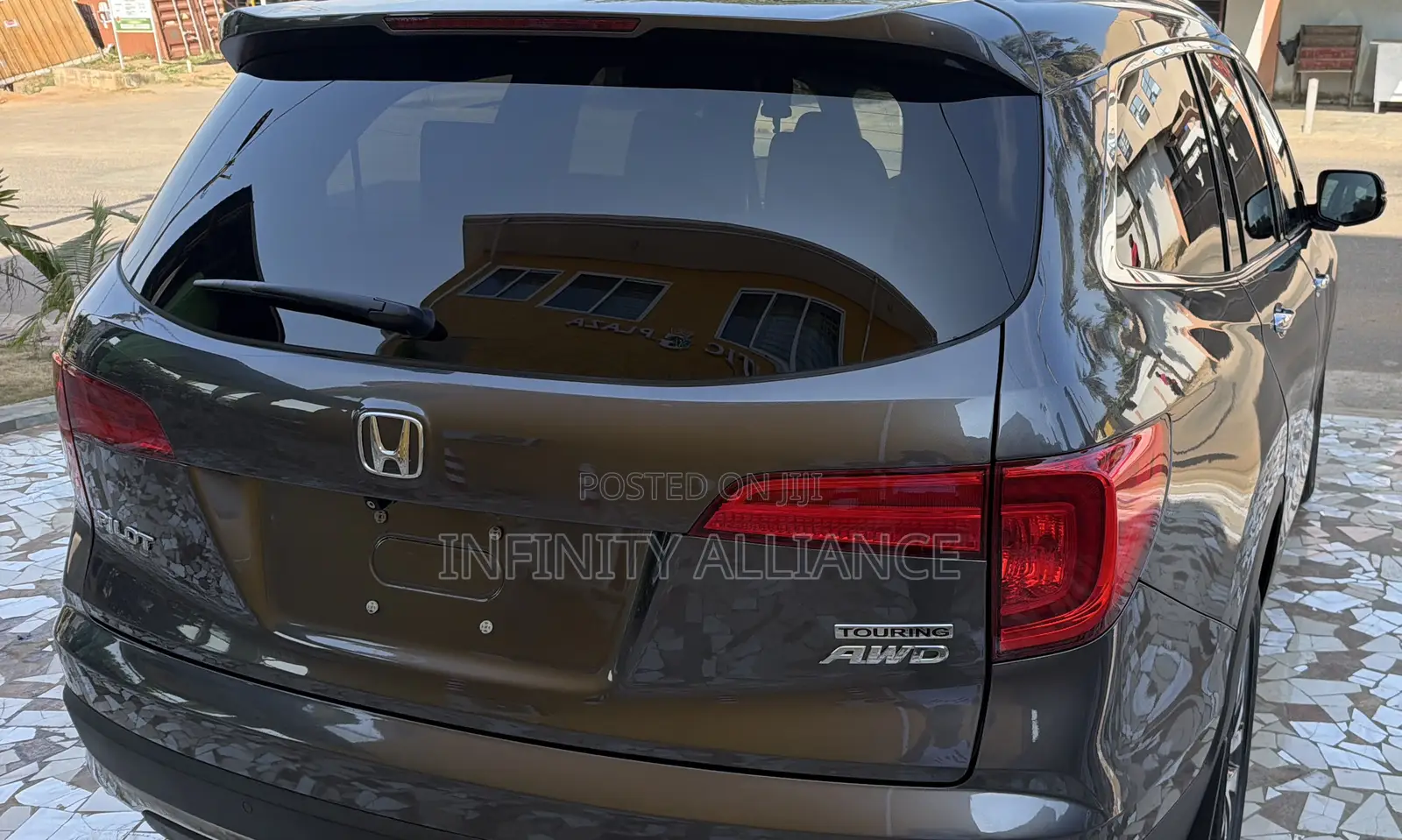 Honda Pilot Touring 4dr SUV 4WD (3.5L 6cyl 9A) 2017 Gray