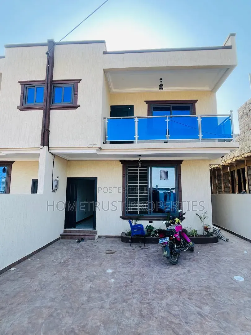 3bdrm Duplex in Kwabenya Acp for sale
