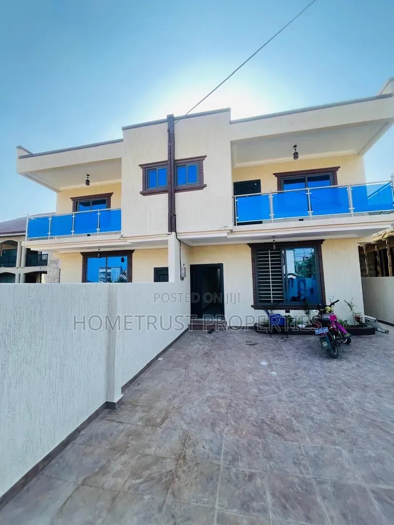 3bdrm Duplex in Kwabenya Acp for sale