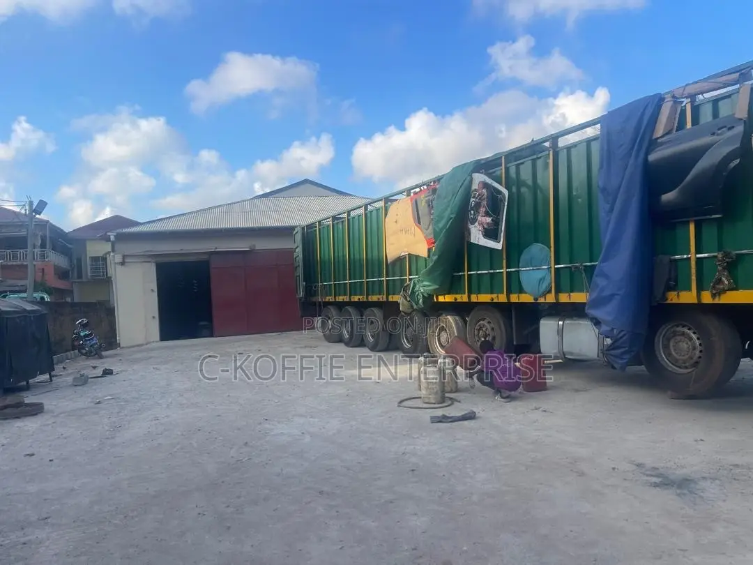 1,220 SQM Warehouse at Circle for Rent