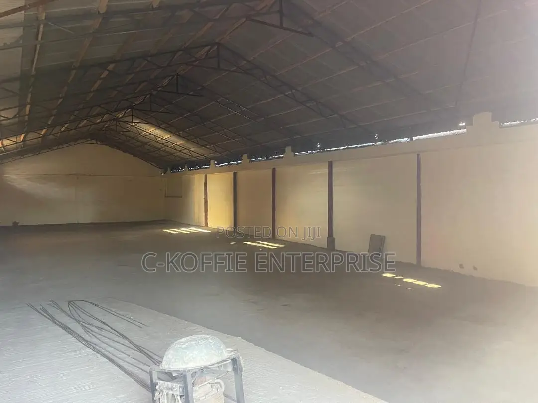 1,220 SQM Warehouse at Circle for Rent