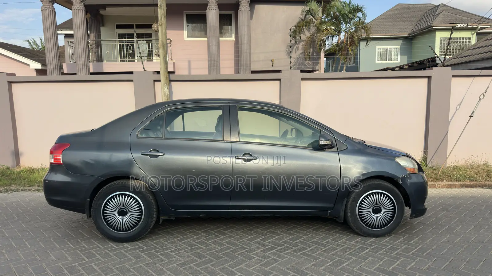 Toyota Yaris Base Sedan 4dr 2010 Gray