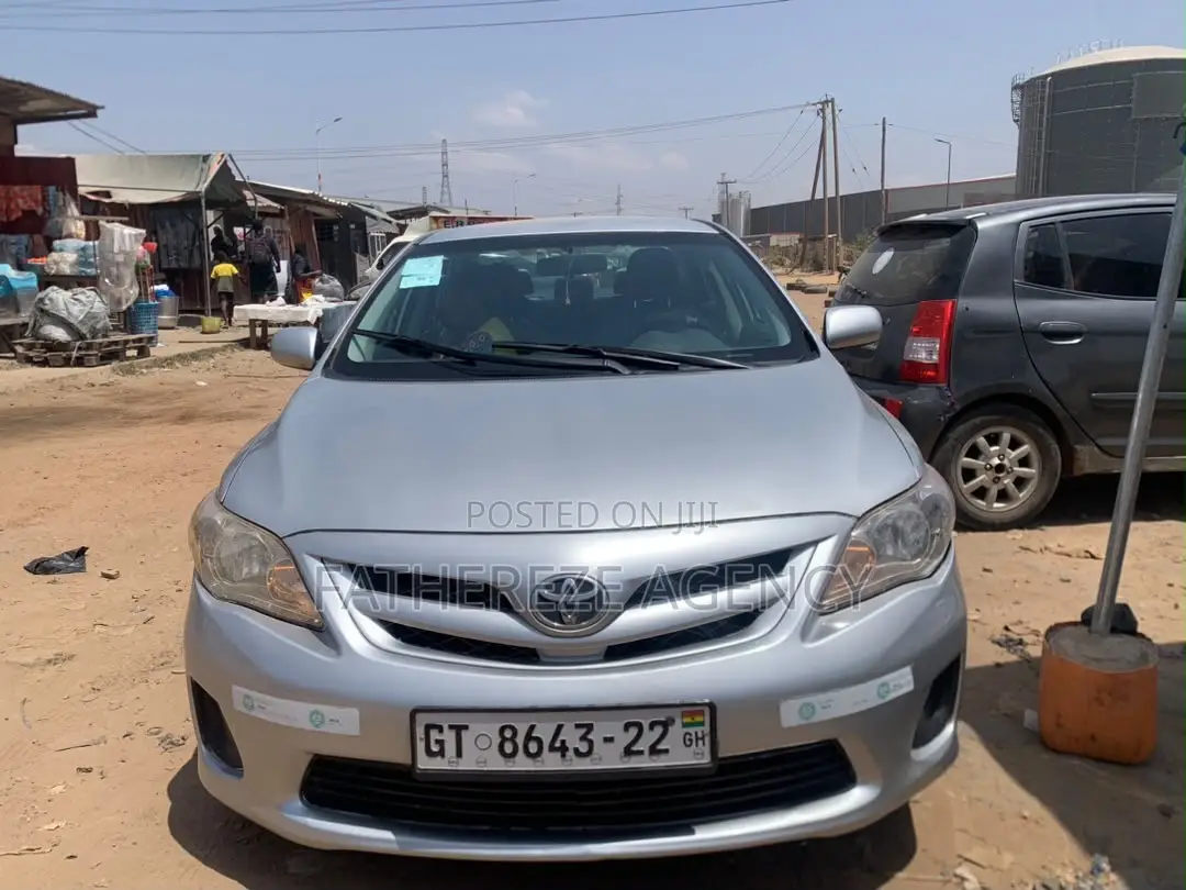 Toyota Corolla LE 4dr Sedan (1.8L 4cyl 4A) 2011 Silver