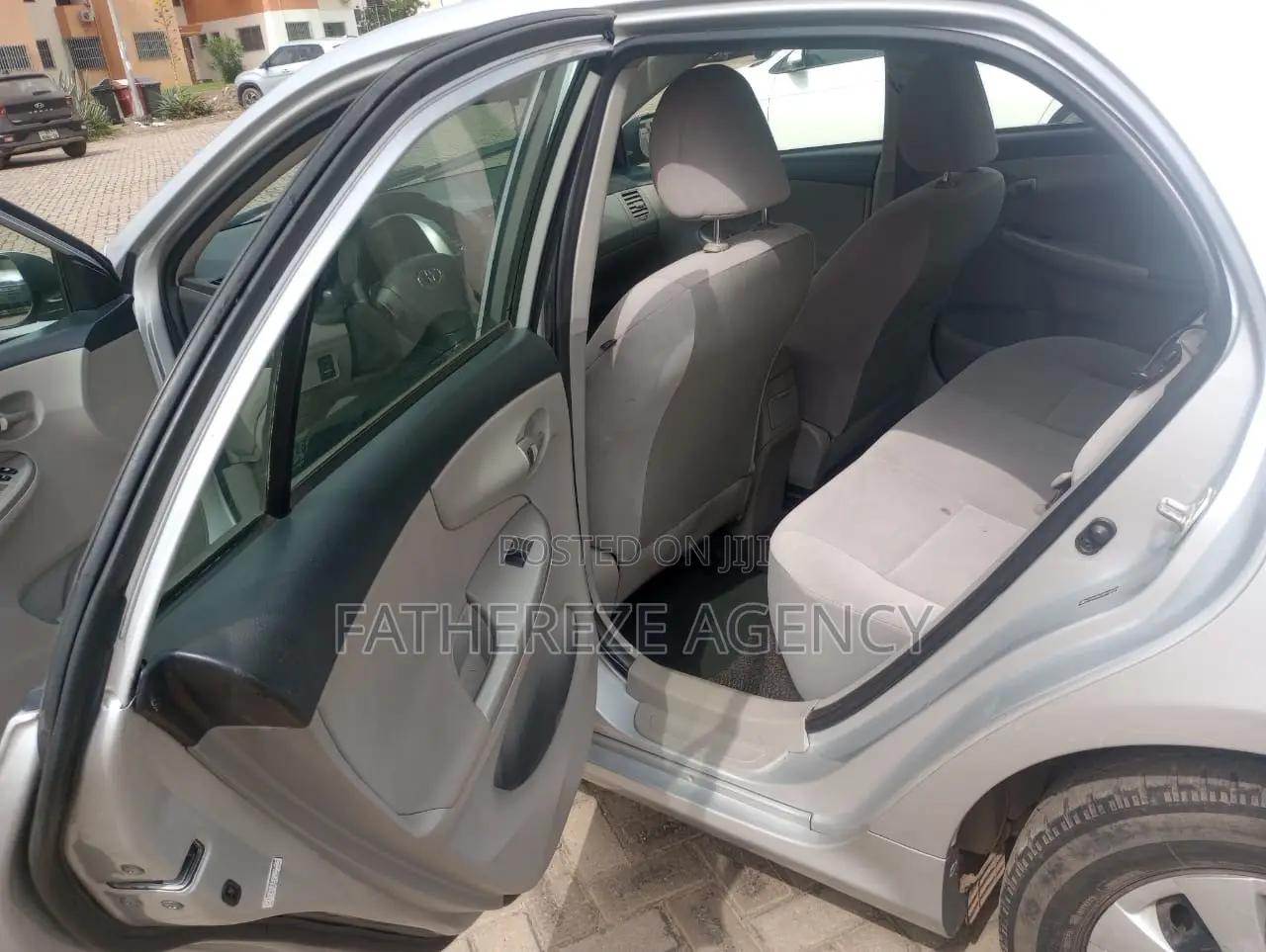 Toyota Corolla LE 4dr Sedan (1.8L 4cyl 4A) 2011 Silver