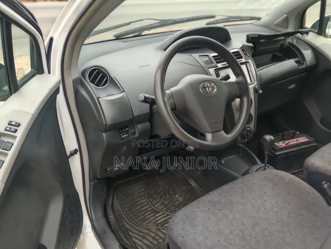 Toyota Vitz 2010 White