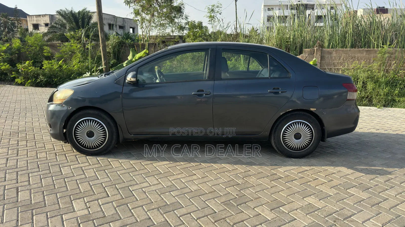Toyota Yaris Base Sedan 4dr 2010 Gray