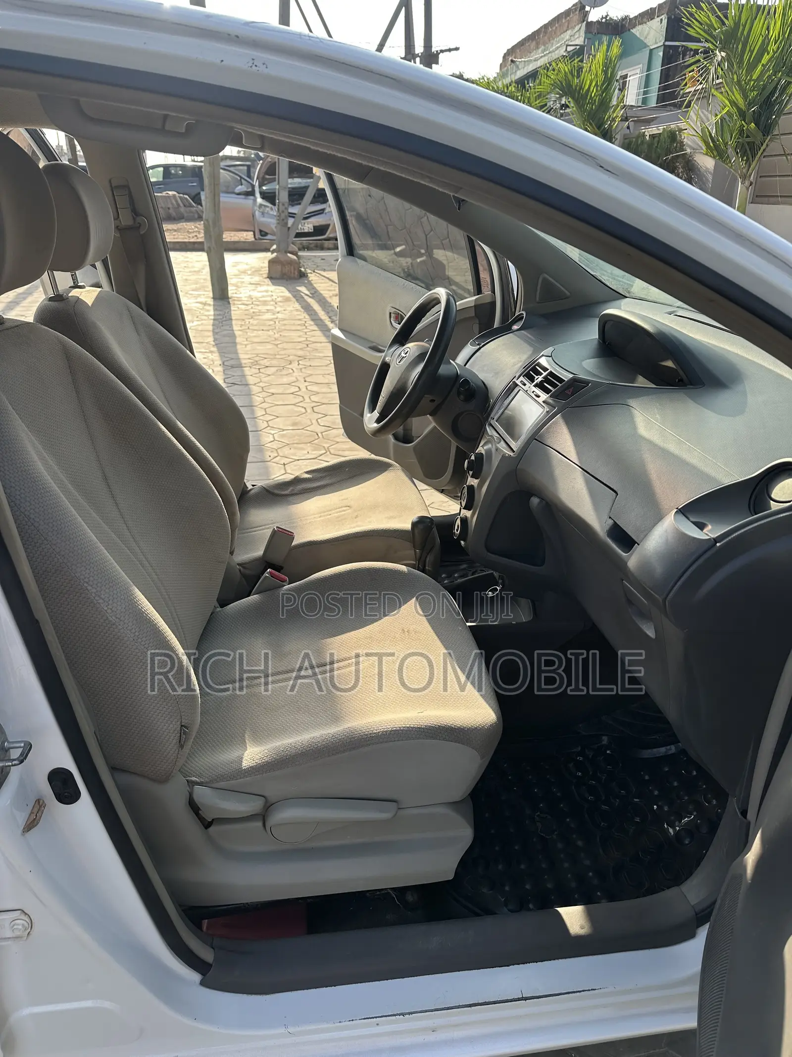 Toyota Vitz 1.3 FWD 5dr 2010 White