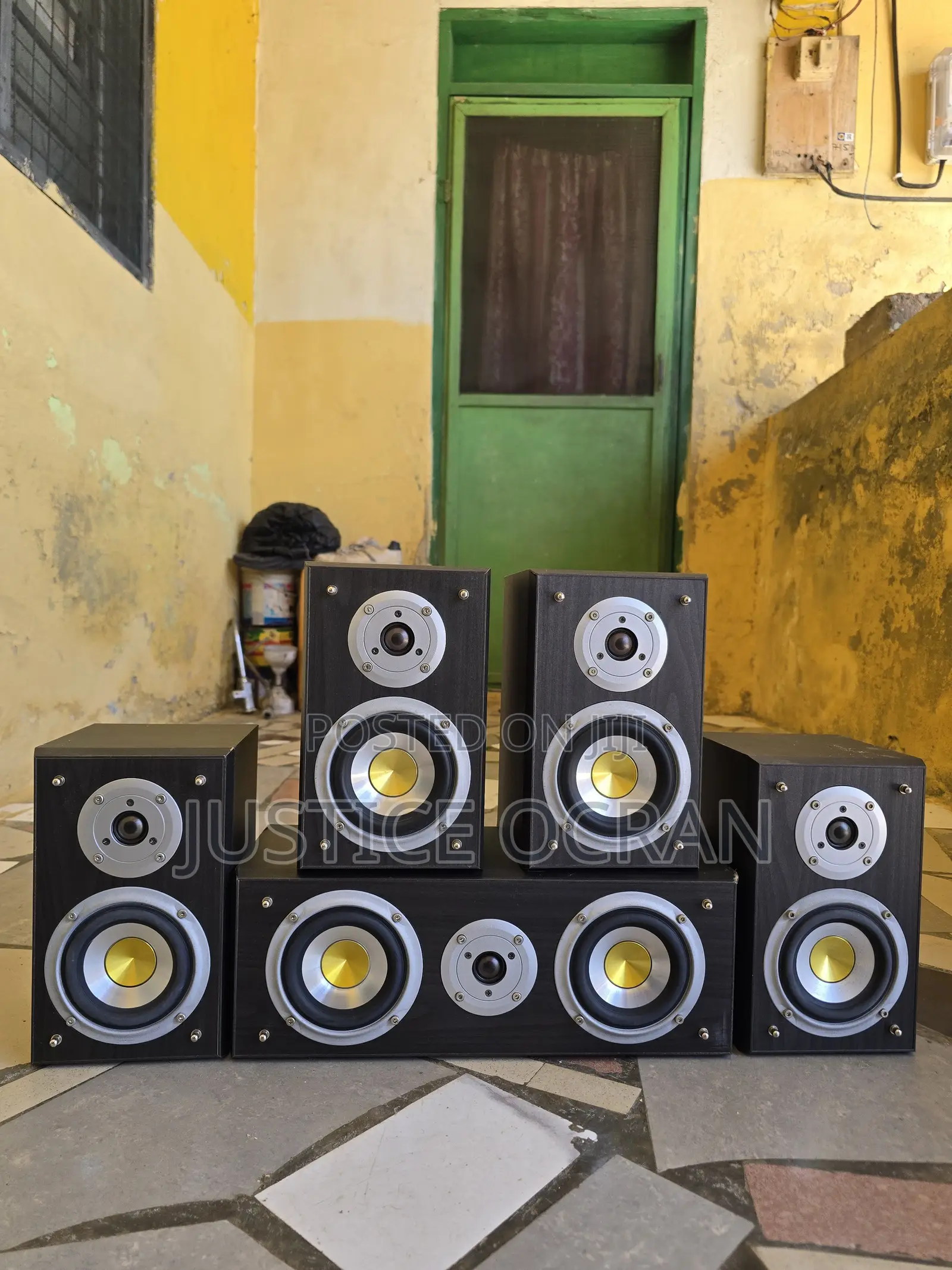 Acoustic Solutions Surrounding Speakers