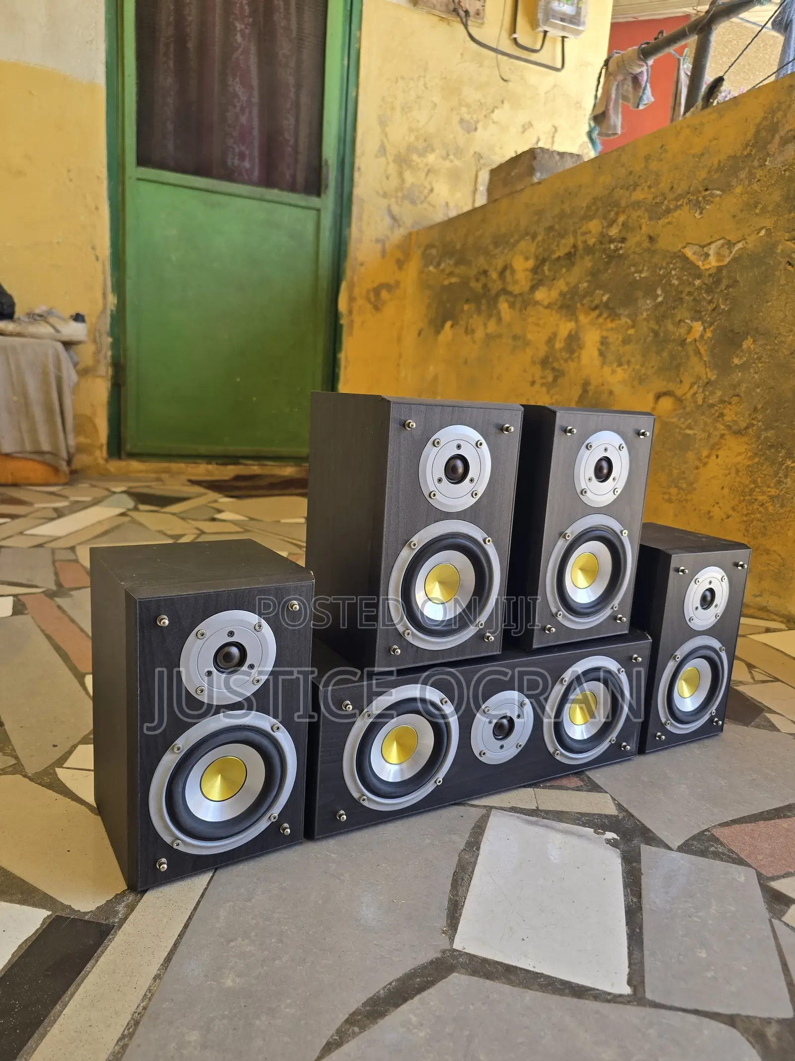 Acoustic Solutions Surrounding Speakers