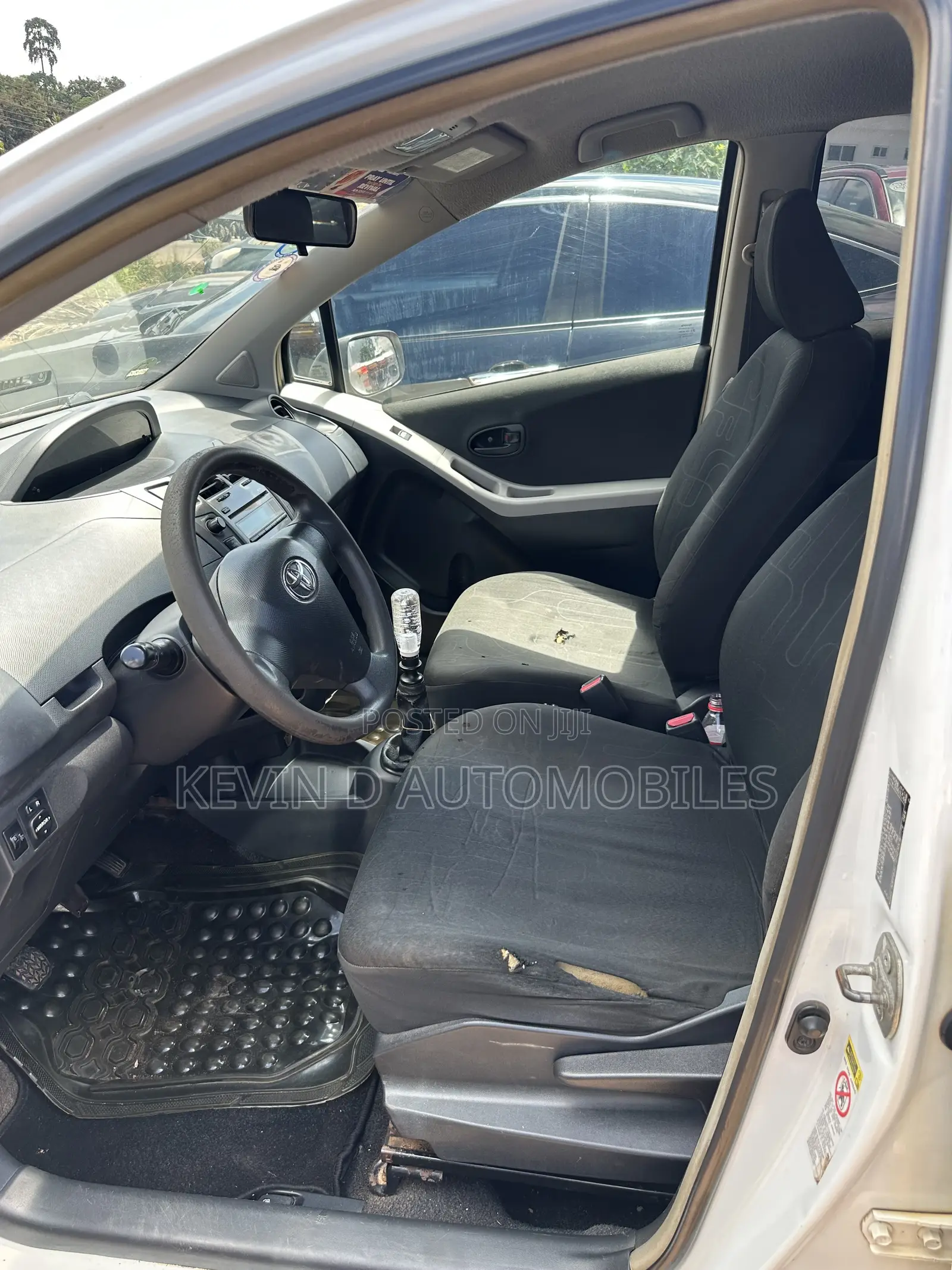 Toyota Yaris Base Hatchback 5dr 2010 White