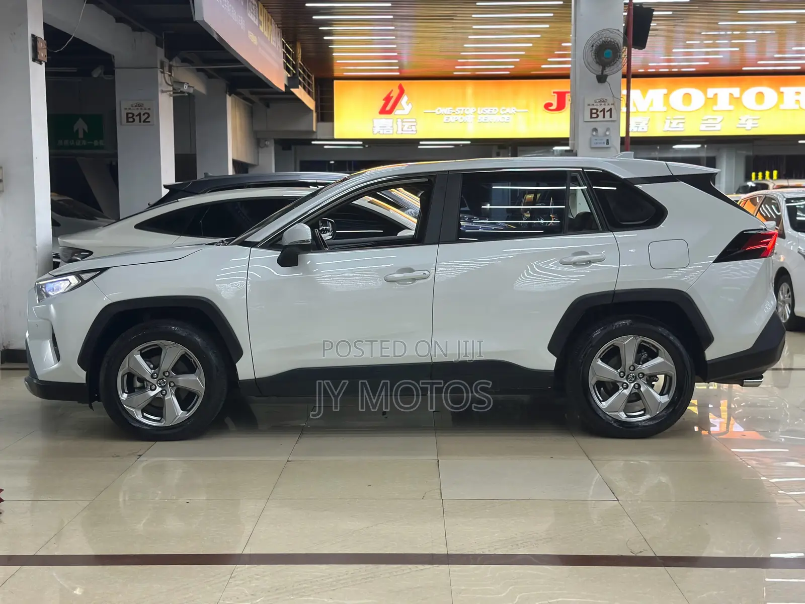 Toyota RAV4 XLE FWD 2023 White