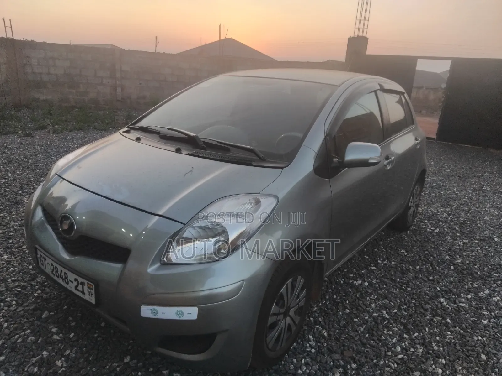 Toyota Vitz 1.5 FWD 5dr 2010 Gray