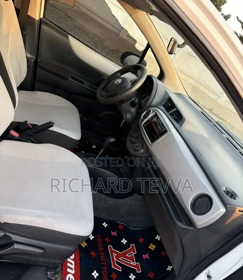 Toyota Vitz 1.3 AWD 5dr 2012 White