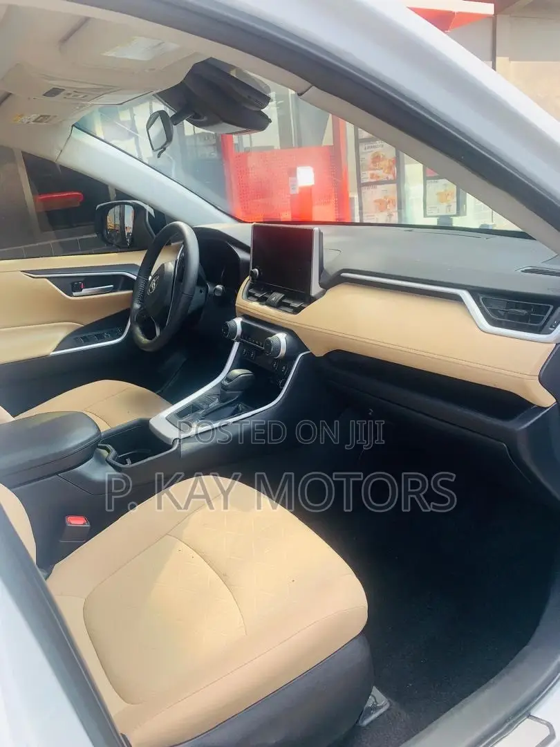 Toyota RAV4 XLE AWD 2024 White
