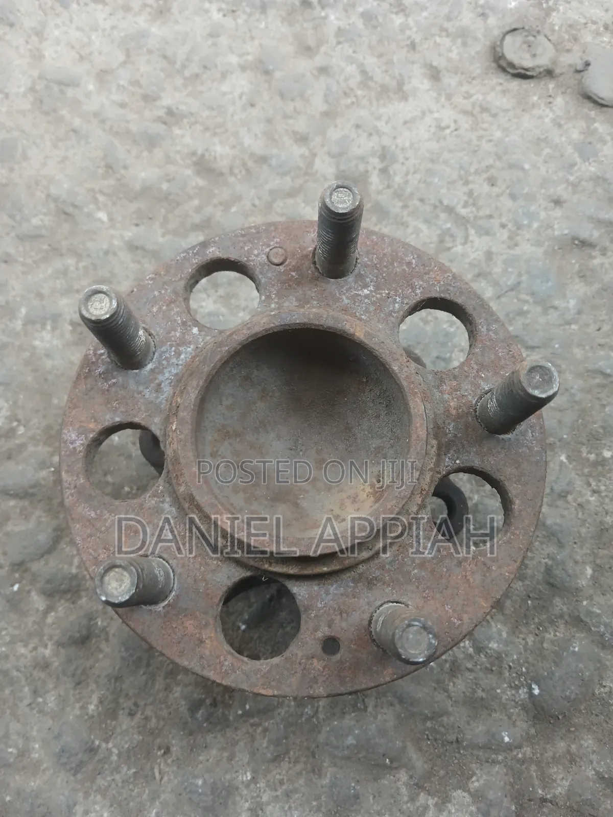 Dealer in All Kinds of Saloon Cars Back Hubs