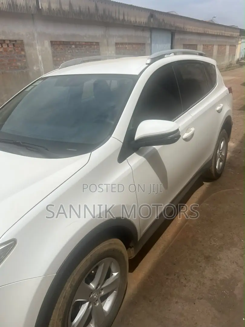 Toyota RAV4 SE AWD (2.5L 4cyl 6A) 2017 White