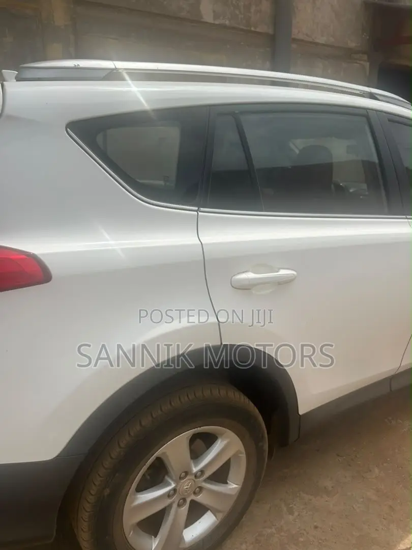 Toyota RAV4 SE AWD (2.5L 4cyl 6A) 2016 White