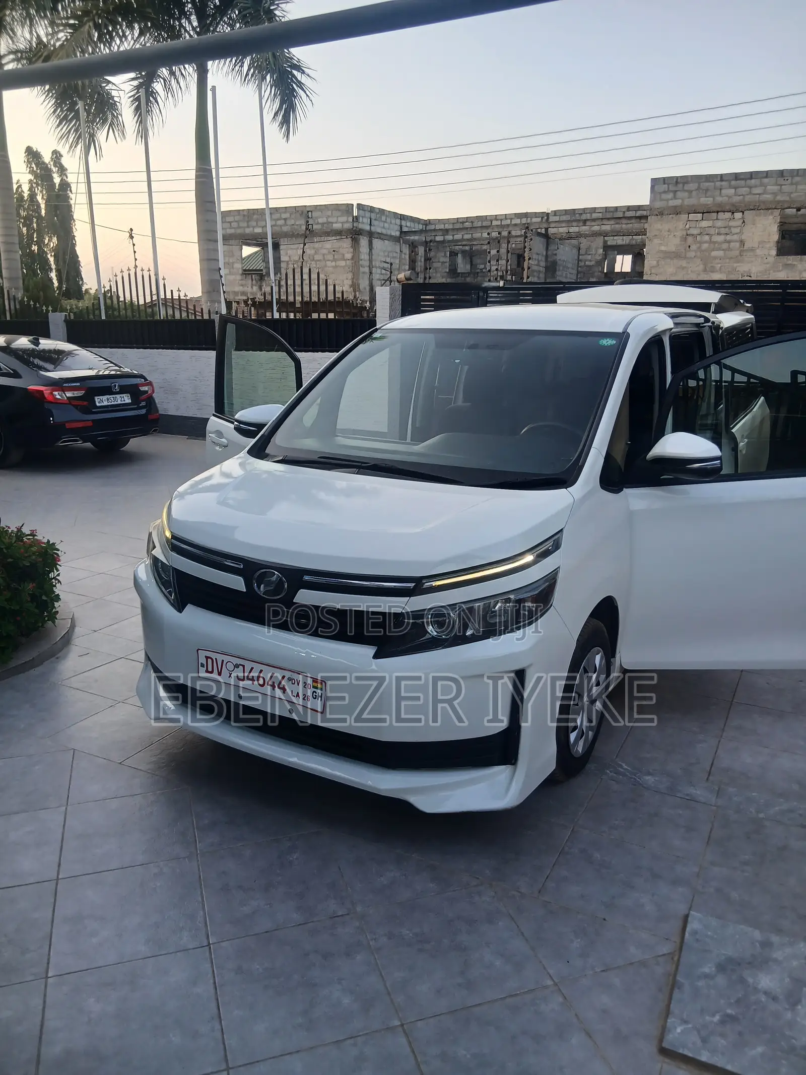 Toyota Voxy V 4WD 8-Seater 2017 Off white