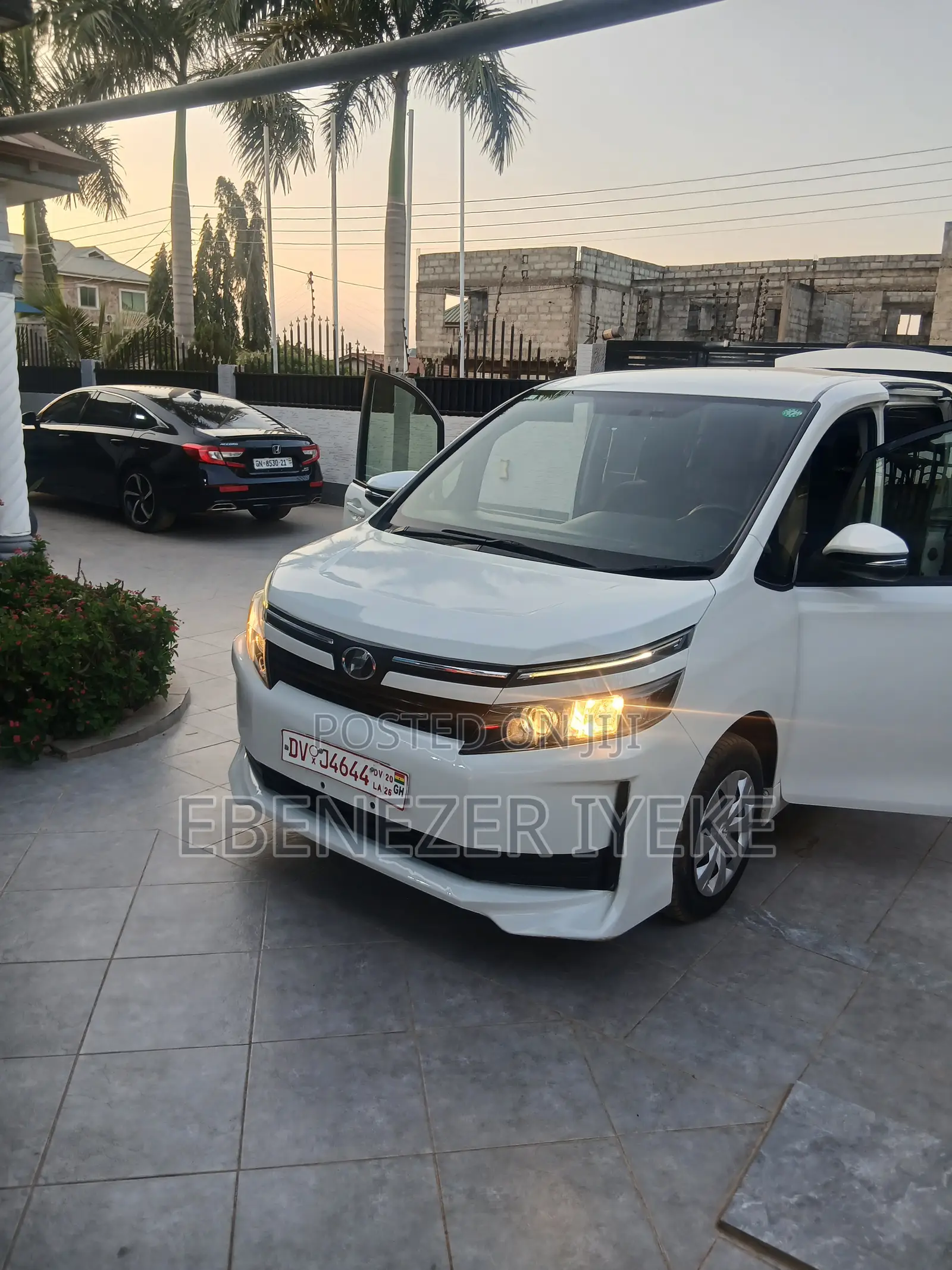 Toyota Voxy V 4WD 8-Seater 2017 Off white