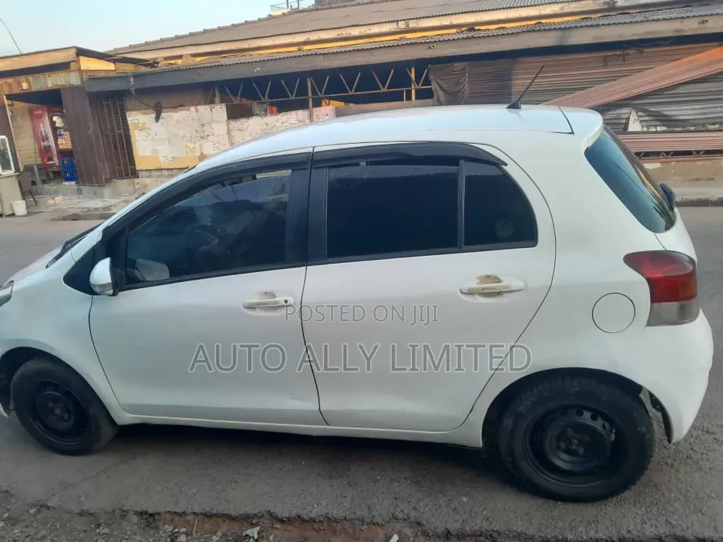 Toyota Vitz 1.3 FWD 5dr 2008 White