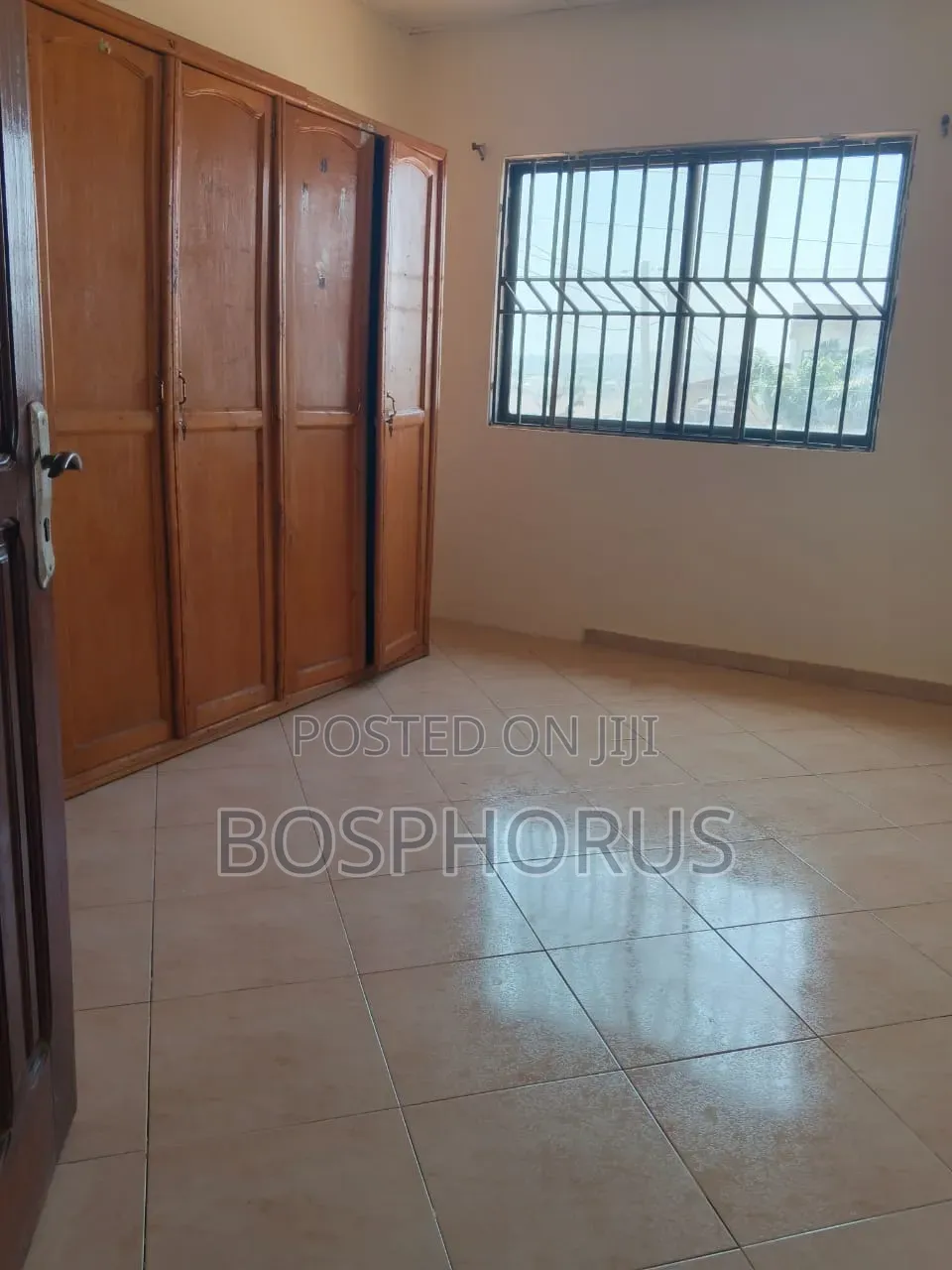 3bdrm Apartment in Alhaji Tabora, Nyanmekye for rent