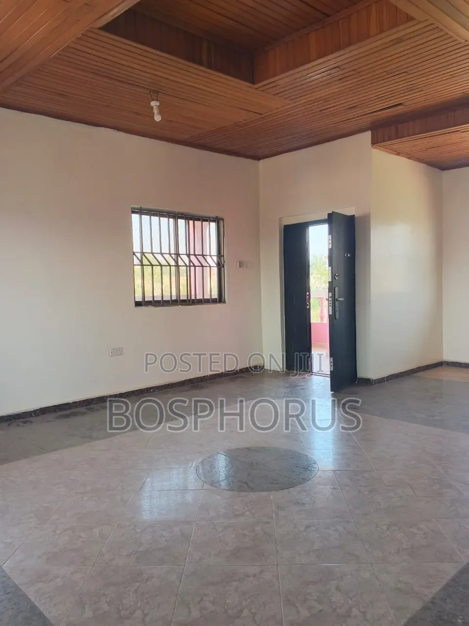 3bdrm Apartment in Alhaji Tabora, Nyanmekye for rent
