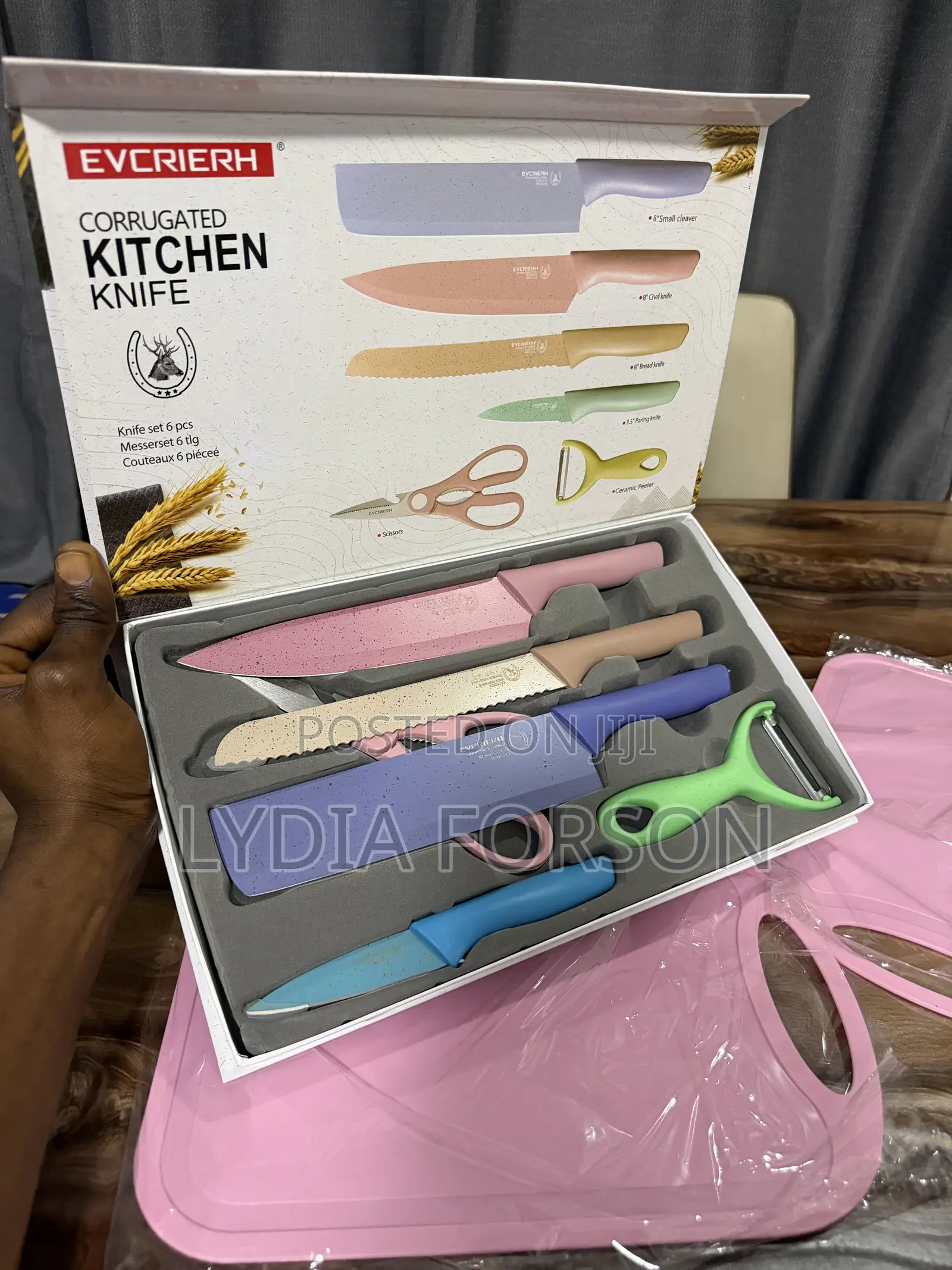 Set of Kitchen Knives With Chopping Board