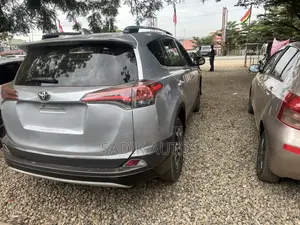 Toyota RAV4 LE 4dr SUV AWD (2.5L 4cyl 6A) 2018 Gray