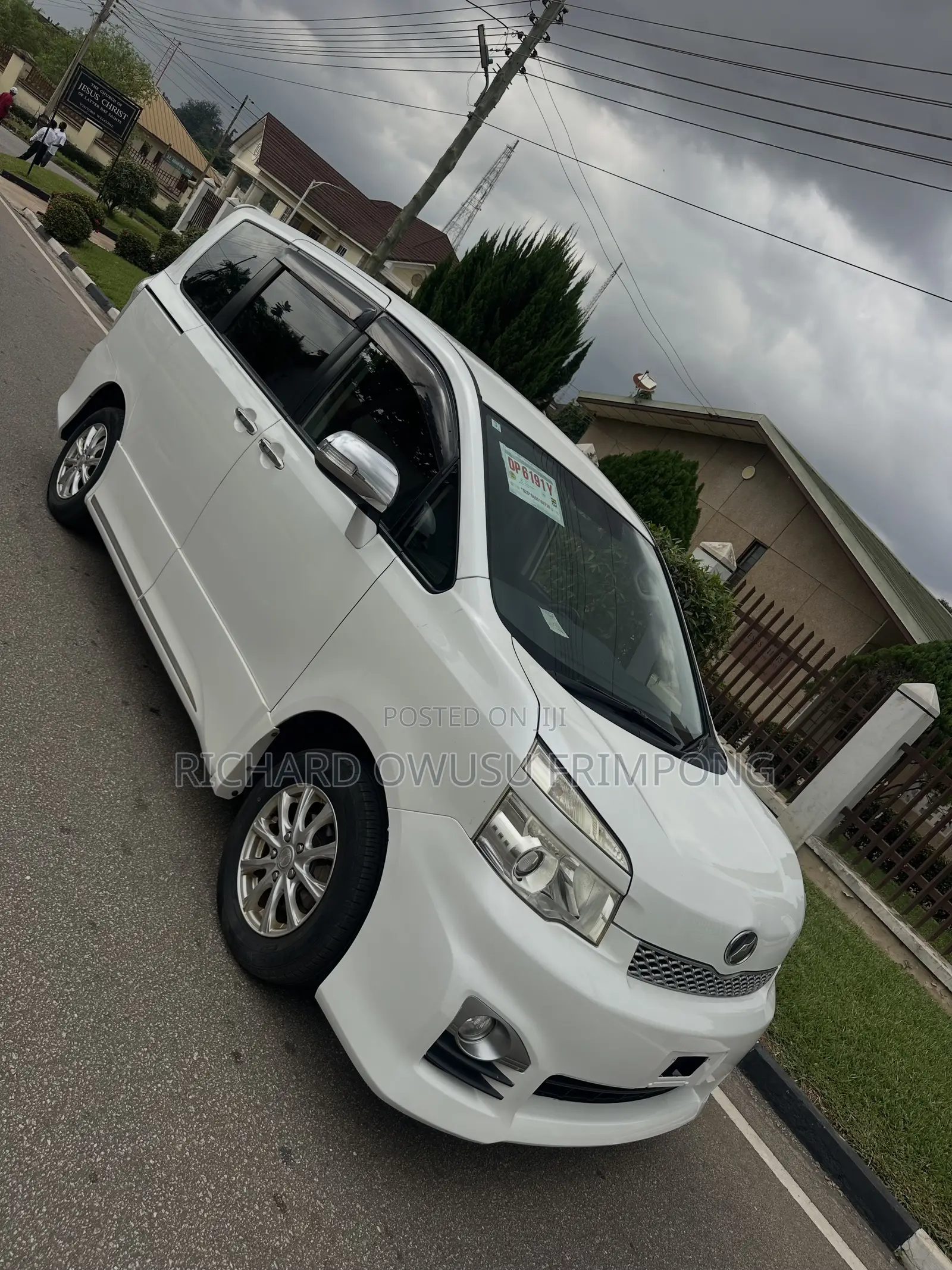Toyota Voxy V 2WD 8-Seater 2012 White