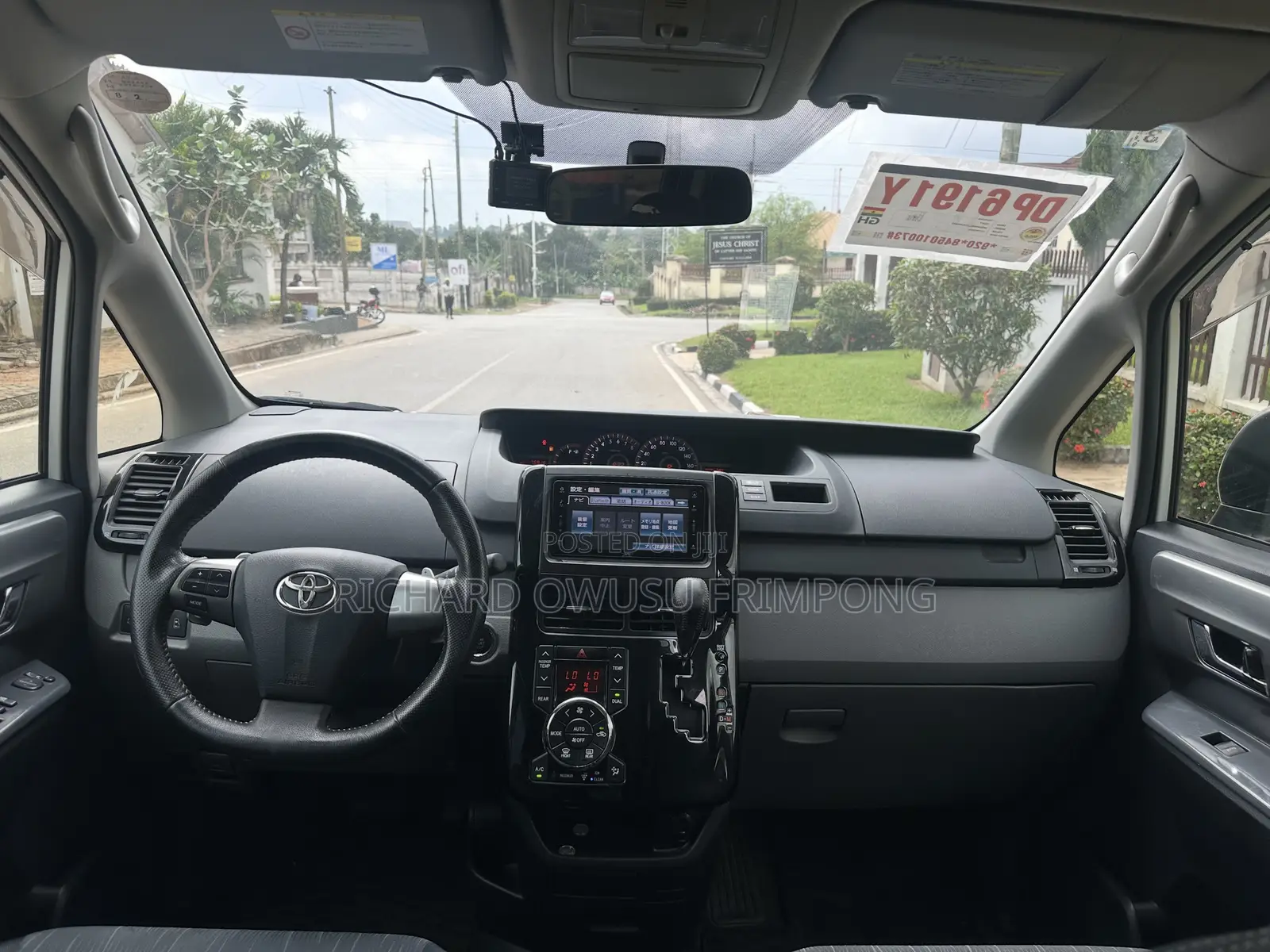 Toyota Voxy V 2WD 8-Seater 2012 White