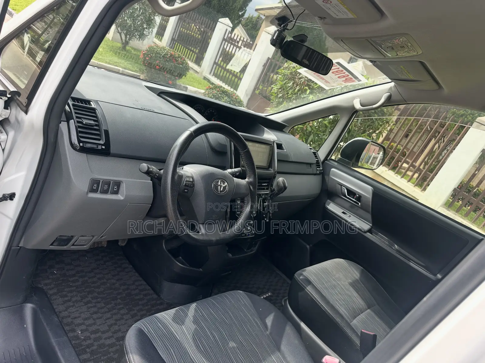 Toyota Voxy V 2WD 8-Seater 2012 White