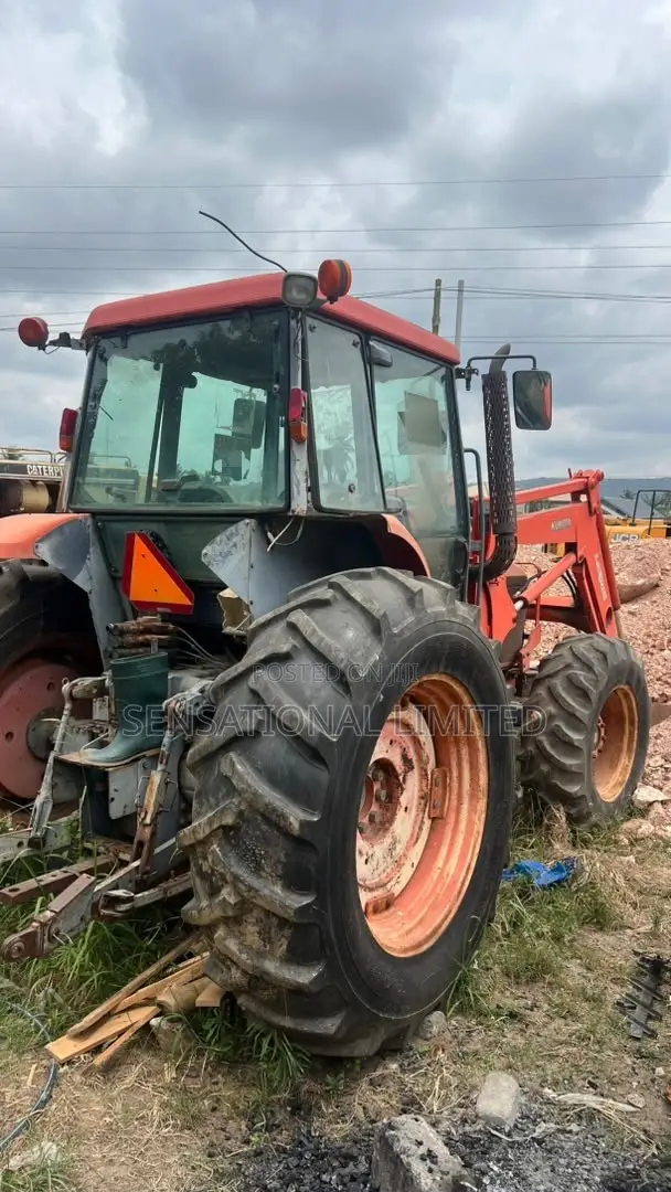 Kubota M105S 4WD Tractor With Front Loader and Wrench