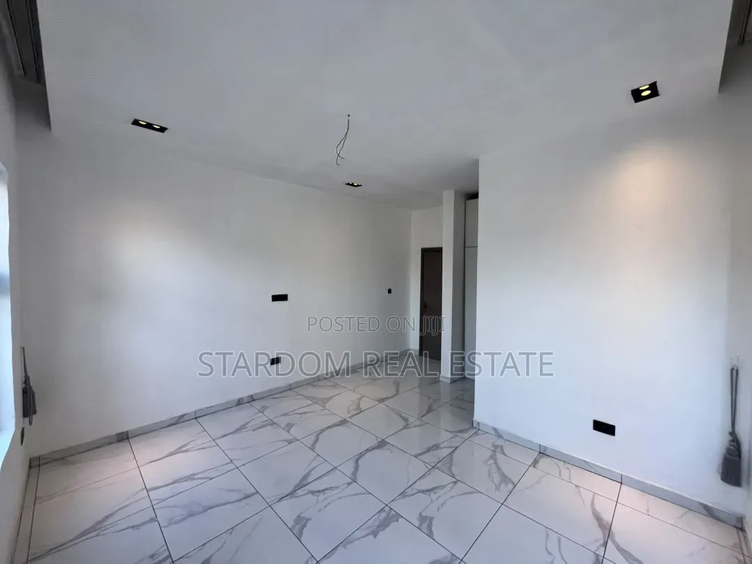 3bdrm Bungalow in Ashaley Botwe, School Junction for rent