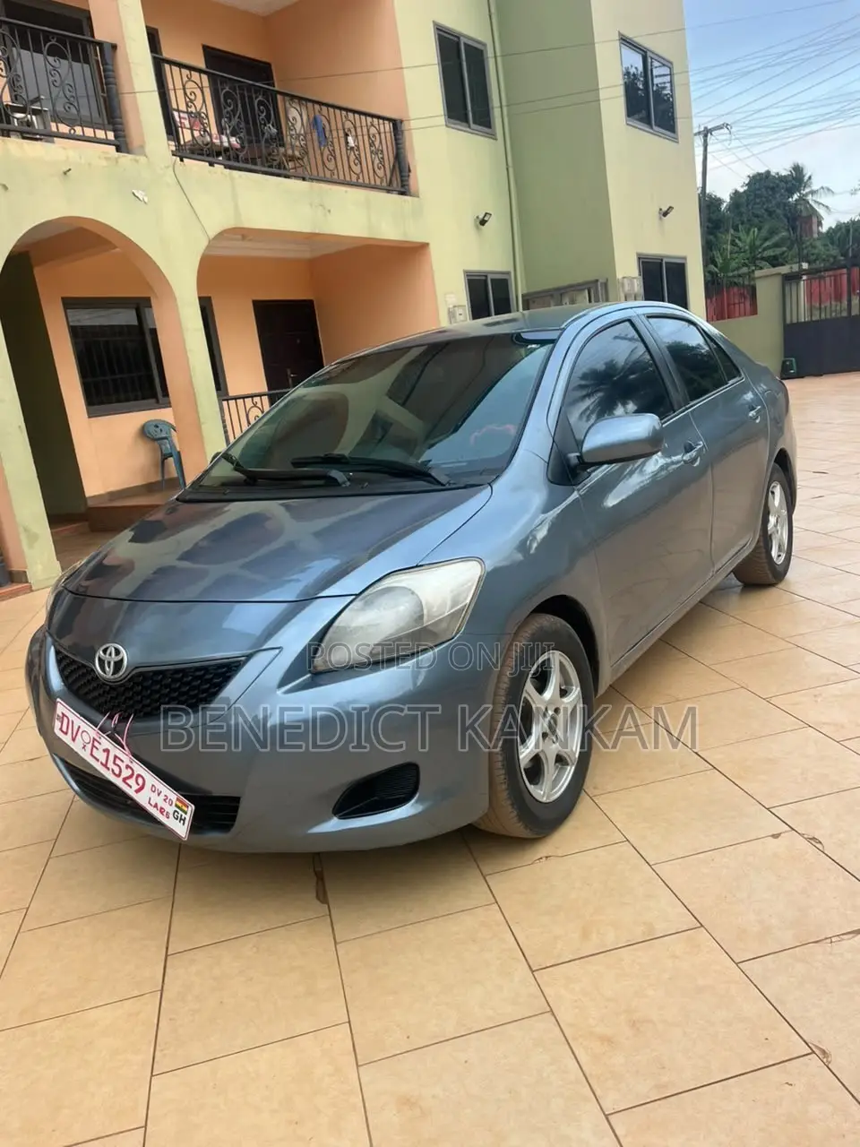 Toyota Yaris Base Sedan 4dr 2010 Gray