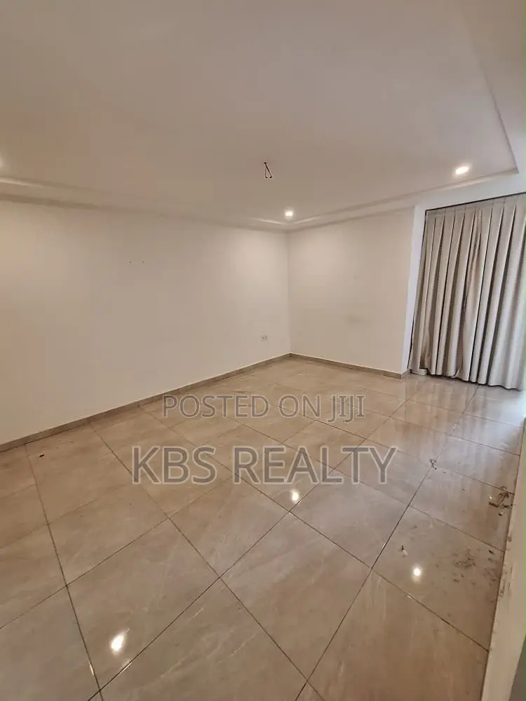7bdrm Townhouse/Terrace in East Legon Nanakrom, School Junction