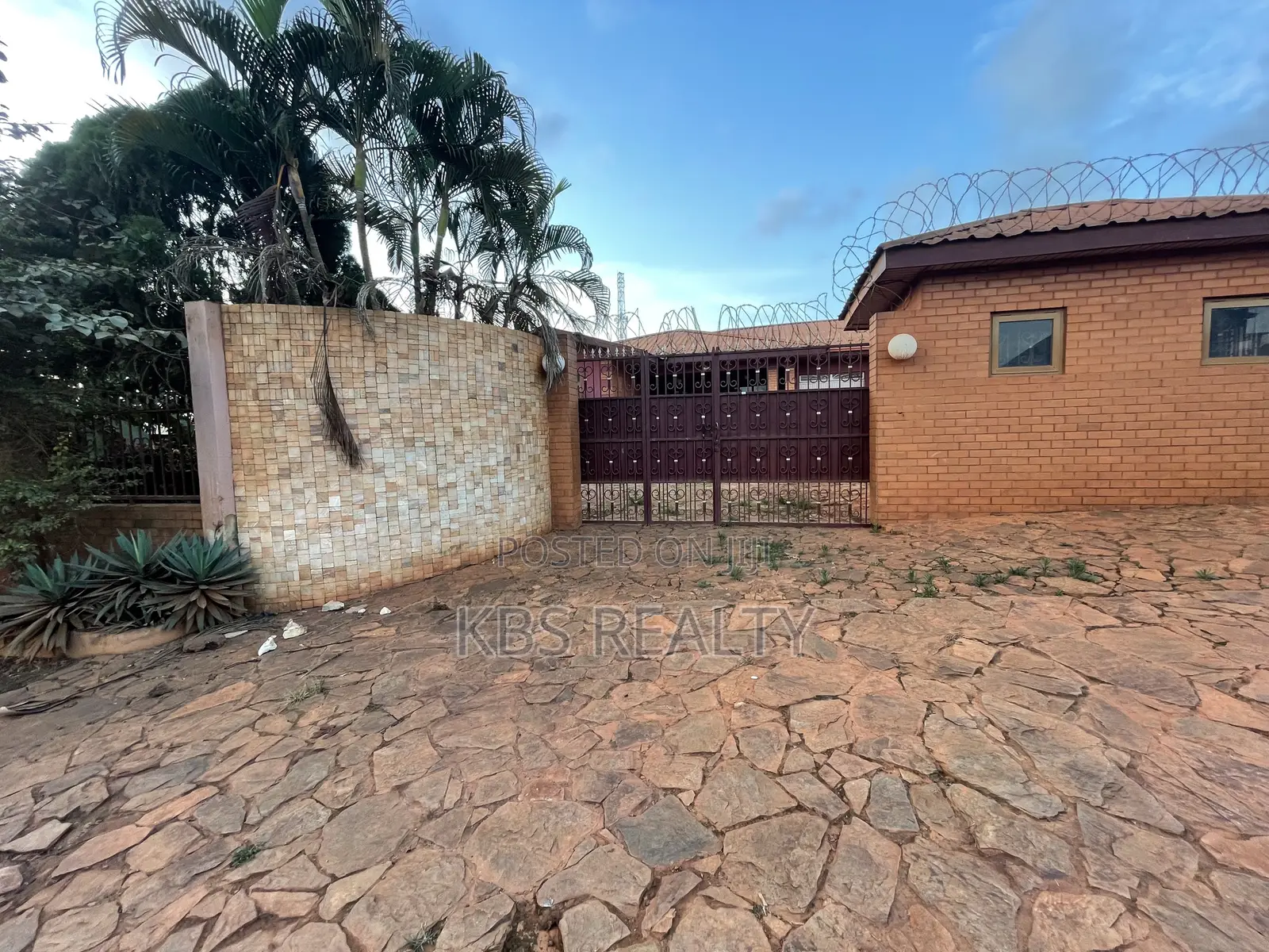 3bdrm House in Ahodwo-Daban, Kumasi Metropolitan for rent