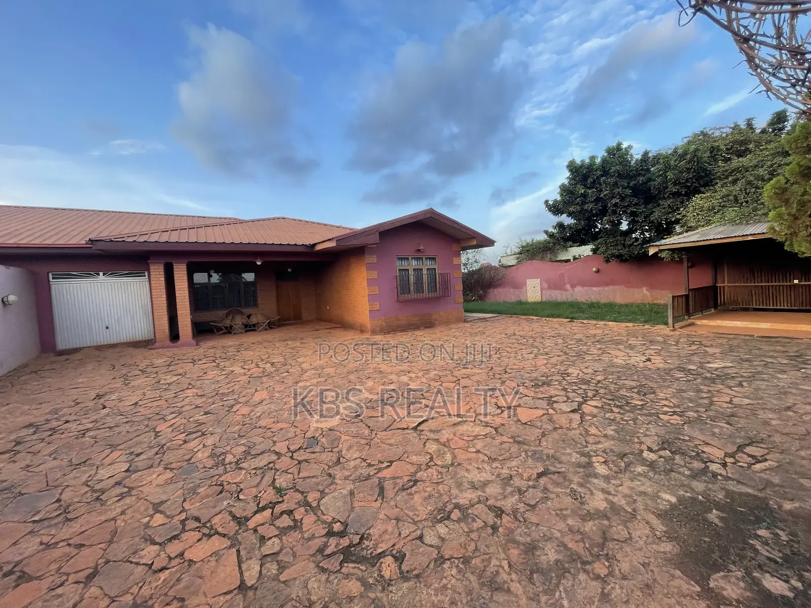 3bdrm House in Ahodwo-Daban, Kumasi Metropolitan for rent
