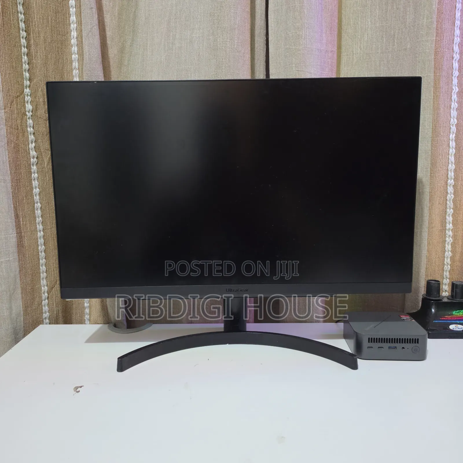 LG UltraGear 27gr75q-B 27” QHD 165Hz Gaming Monitor
For Sale: LG