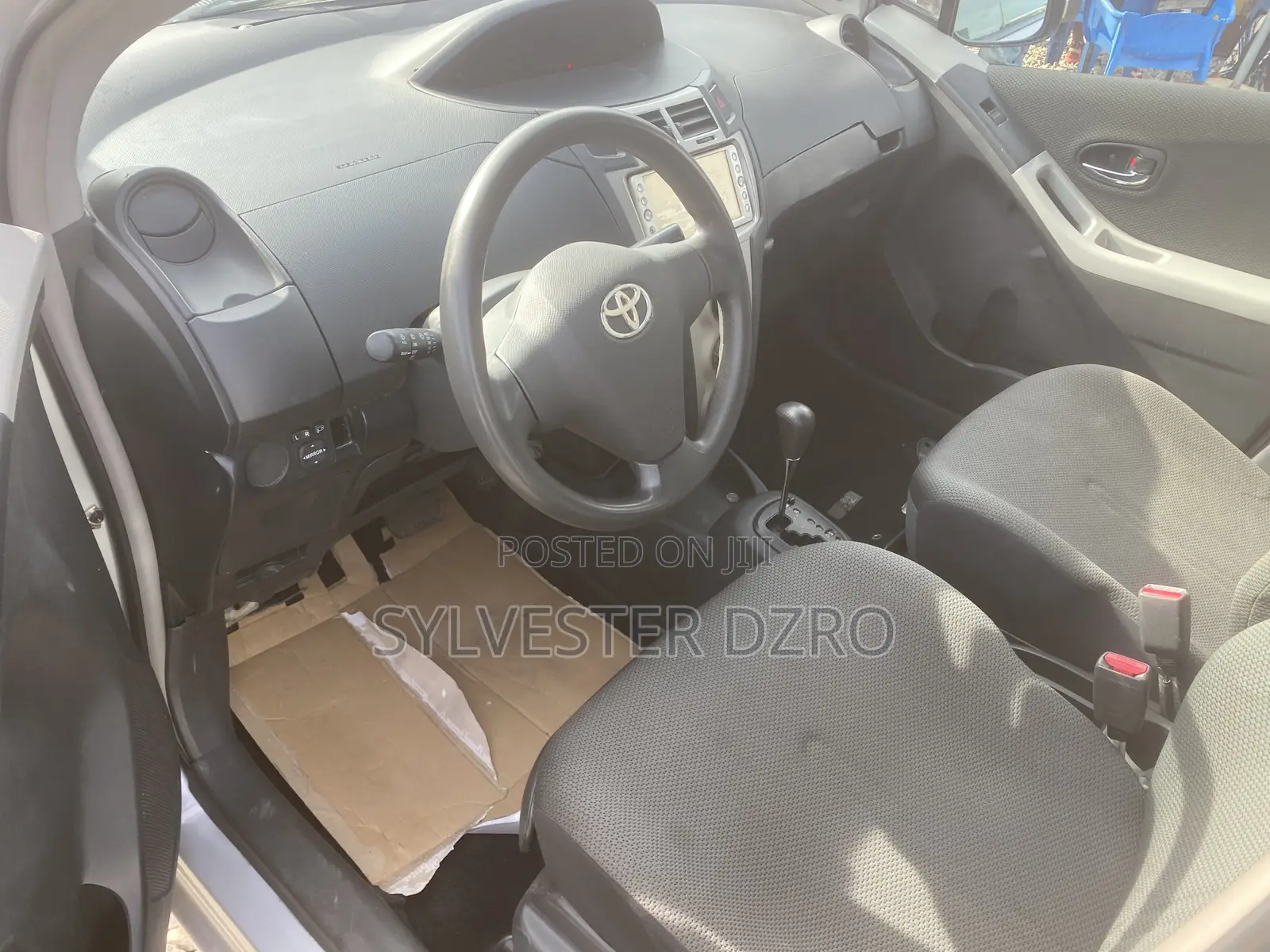 Toyota Vitz 2010 Silver